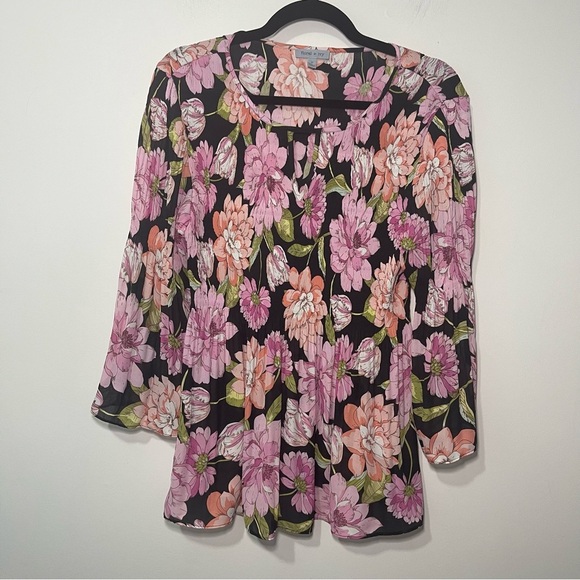 Floral & Ivy Tops - *Sold* Floral & Ivy Women’s Black Pink Floral feminine Blouse Top in M Flowy